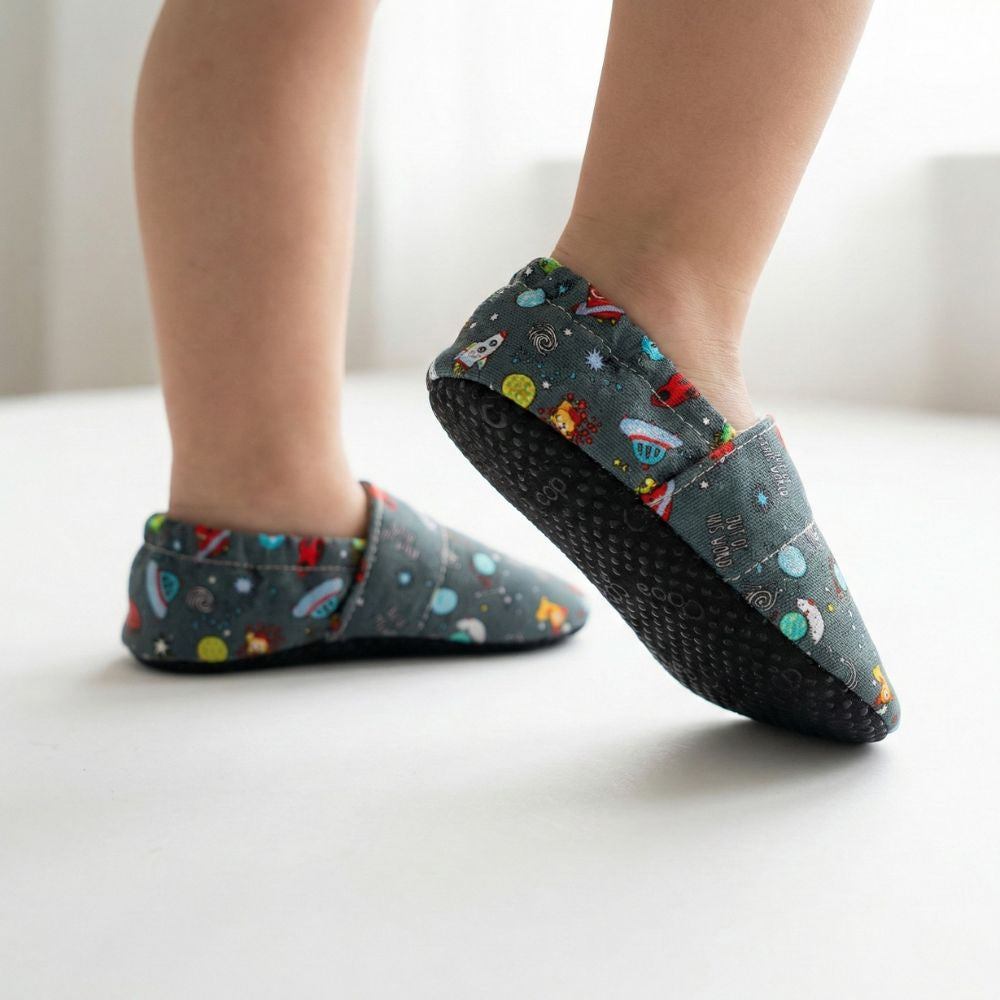 Detské textilné capačky Barefoot - Space Copa cop