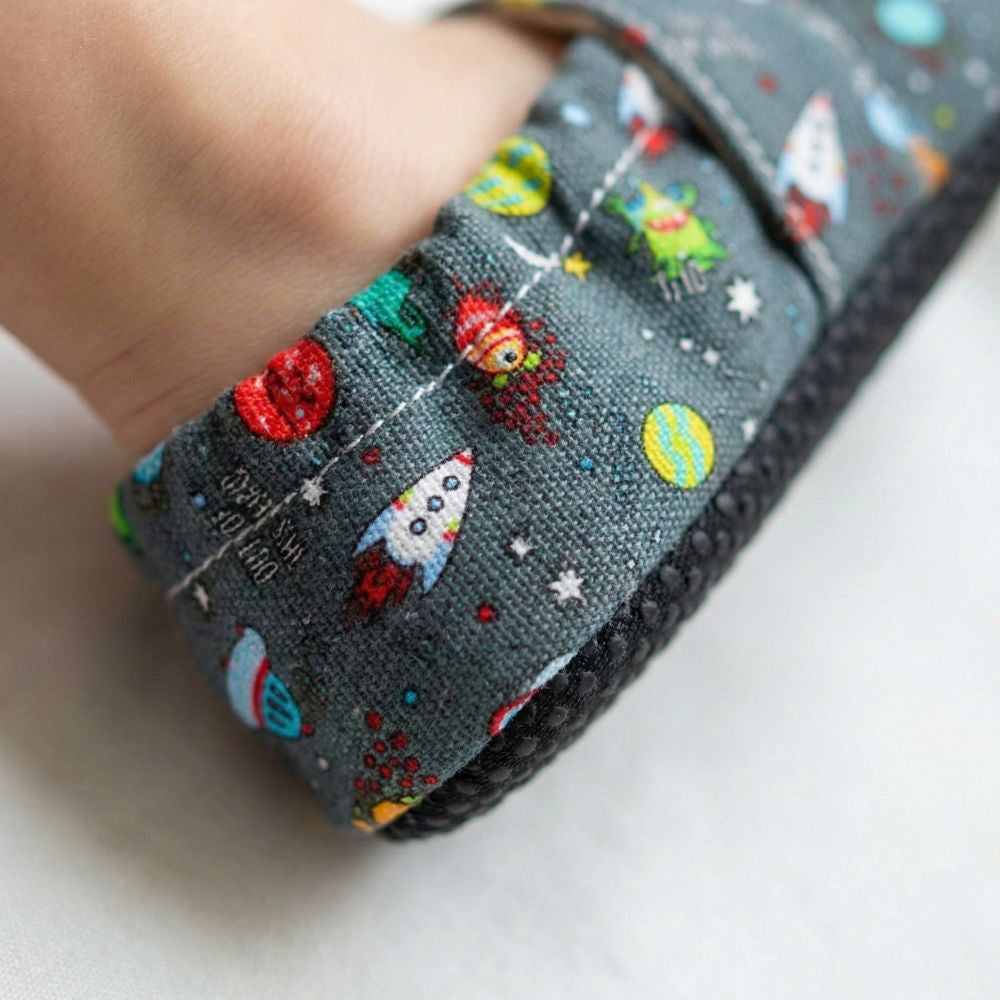 Detské textilné capačky Barefoot - Space Copa cop